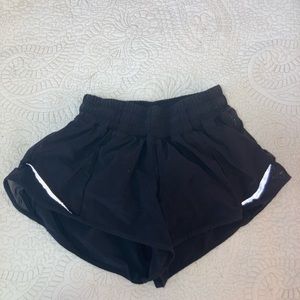 Lululemon Black hotty hot 2.5” shorts size 2